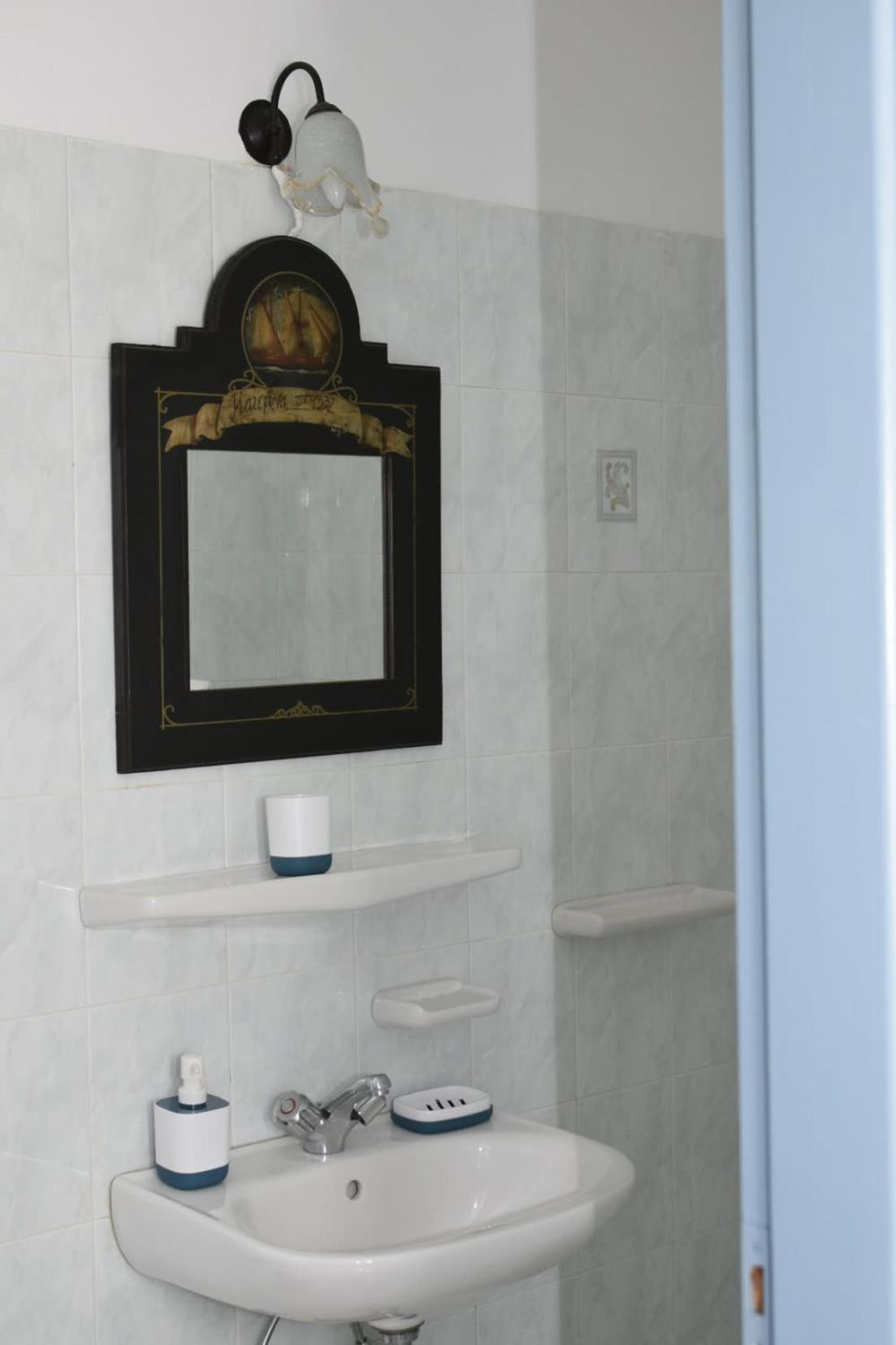 Apartment Cute Seafront Escape For 3