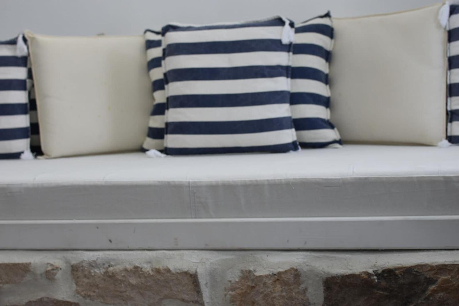 Cute Seafront Escape For 3 Apartment