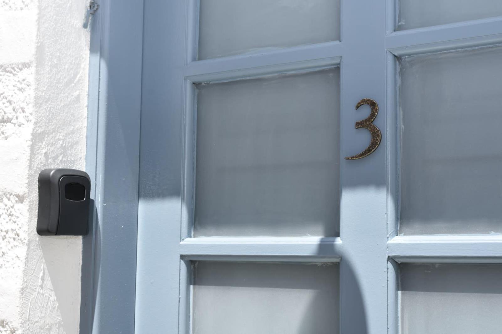 Cute Seafront Escape For 3 Apartment